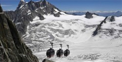 Turistas quedan atrapados en un teleférico en los Alpes