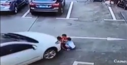#Video atropella a niños por manejar viendo su celular