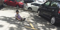 Por estacionarse madre deja a su hijo solo en la calle