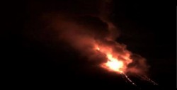 El Volcán Colima, comenzó a desbordar lava