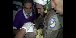 Cascos blancos llora al rescatar a un bebé en Siria
