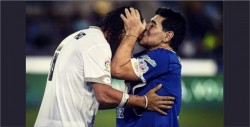 #Video Maradona, Totti y Ronaldinho divirtiéndose con un balón