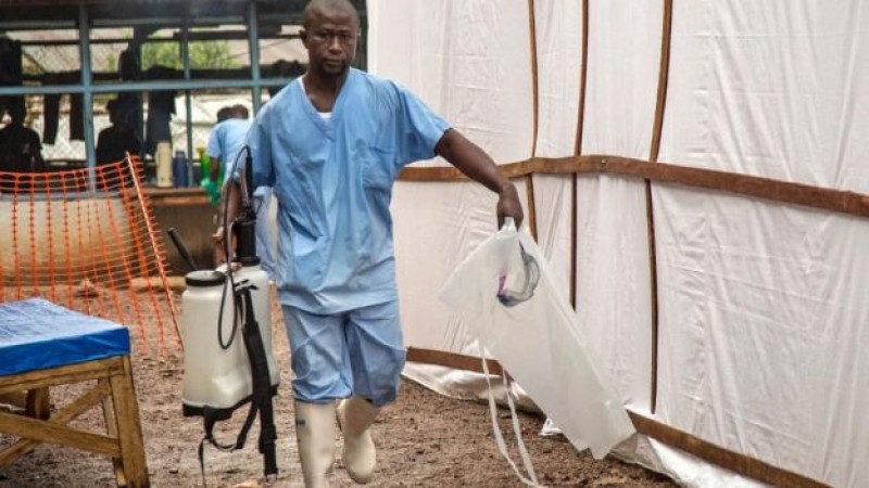 Fallece médico tratado con suero experimental por ébola