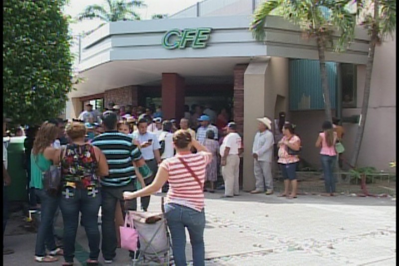 Vecinos de Topolobampo toman instalaciones de CFE en protesta por altos cobros