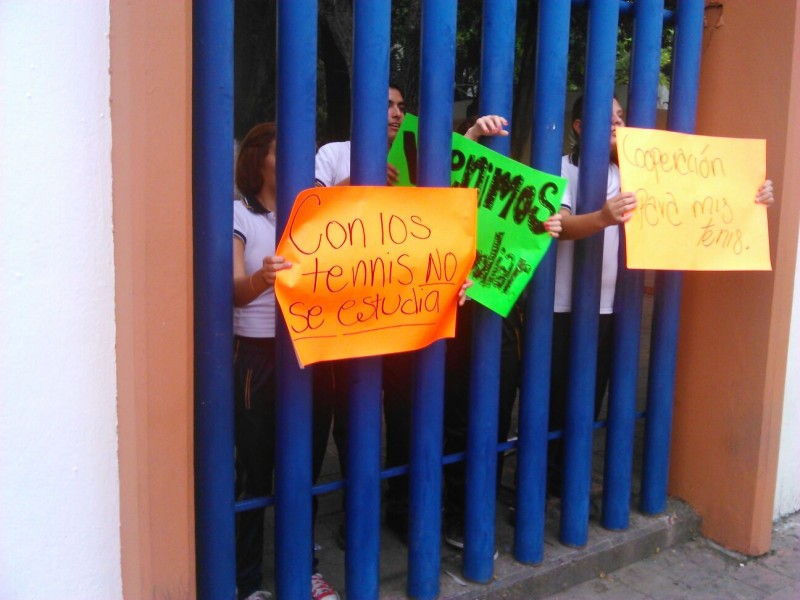 Se manifiestan alumnos de la Prepa Central de la UAS; les impiden acceder con tenis y faldas cortas