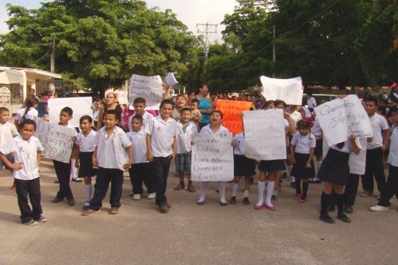 Madres de familia mantiene tomada la escuela Francisco Gil Leyva