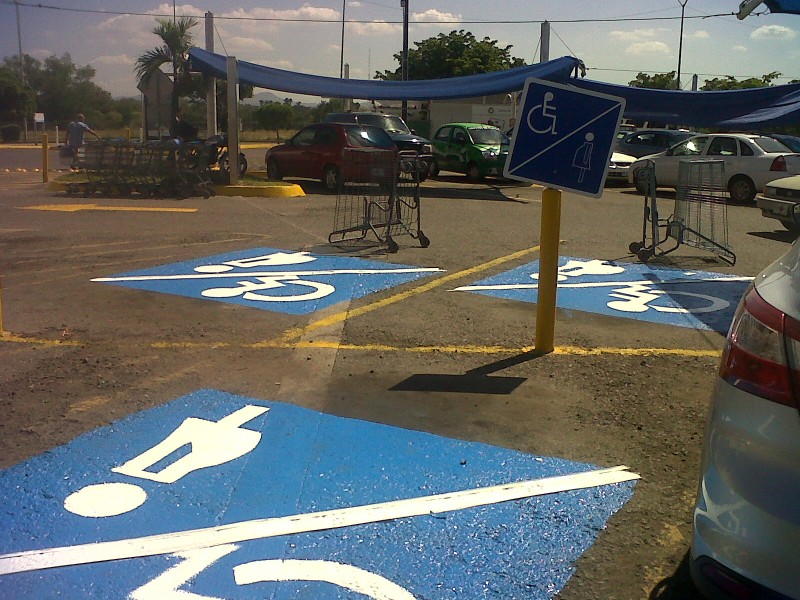 Buscan aumentar multas a quien ocupe estacionamientos de discapacitados