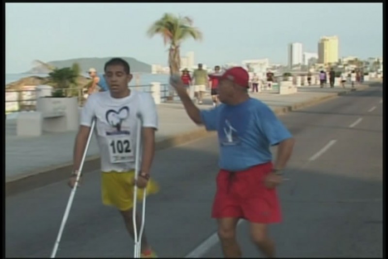 Julio Solórzano de Michoacán gana el primer lugar de la Carrera Pedestre en Muletas 2014