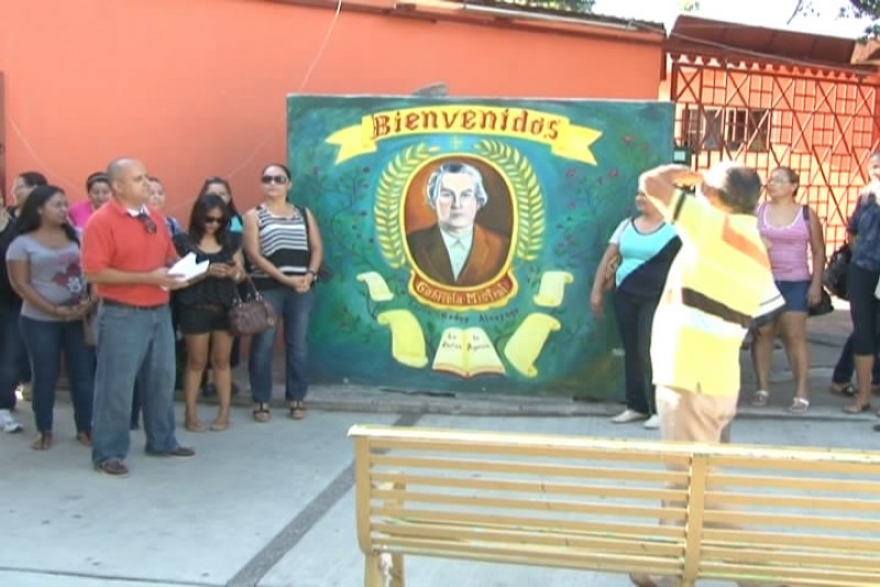Padres de familia de la Gabriela Mistral exigen maestro para el grupo de 6to."B"