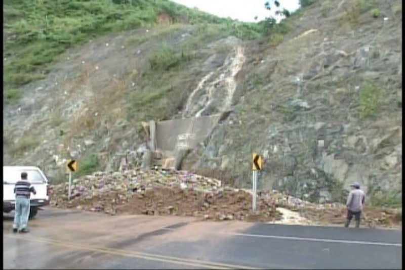 Lluvias de Vance generan deslaves en la carretera Mazatlán-Durango