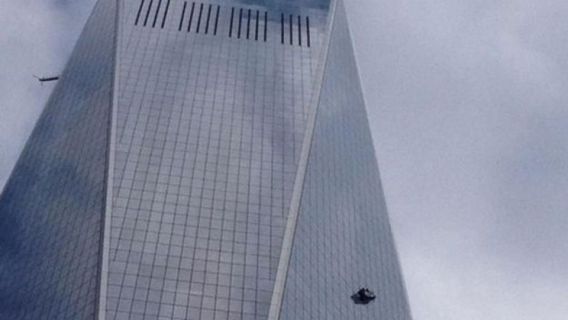 Rescatan a limpiadores de vidrios que quedaron colgados en nuevo WTC en NY