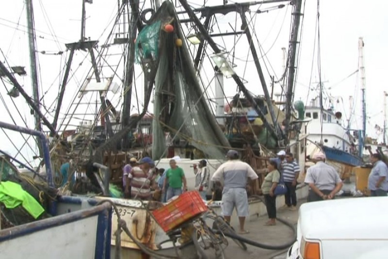 Cargan diésel en Mazatlán barcos de Salina Cruz