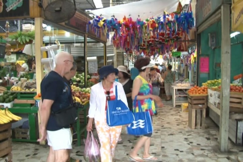 Turistas de los crucerons turísticos reactivan ventas en el Pino Suárez