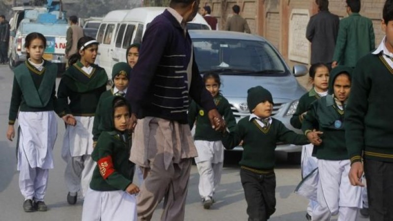Más de cien muertos en asalto a escuela de Pakistán