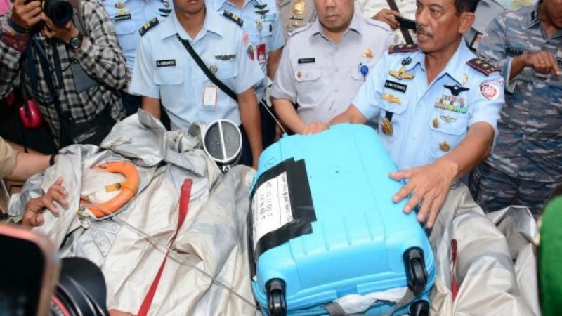Hallan restos del avión de AirAsia bajo el mar