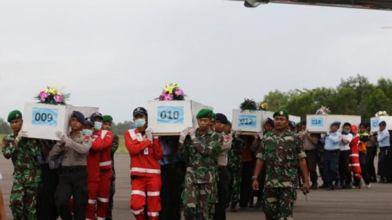 Recuperan 30 cuerpos de víctimas del avión de AirAsia