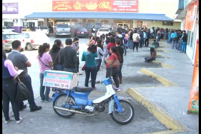Largas filas en la credencialización de estudiantes en Mazatlán