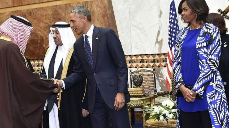 Michelle Obama causó revuelo por no portar velo en Arabia Saudita