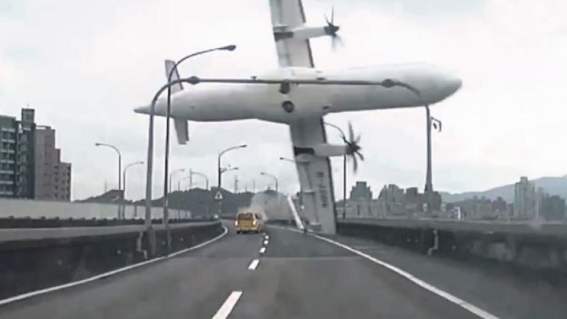 23 muertos al estrellarse avión en Taiwan