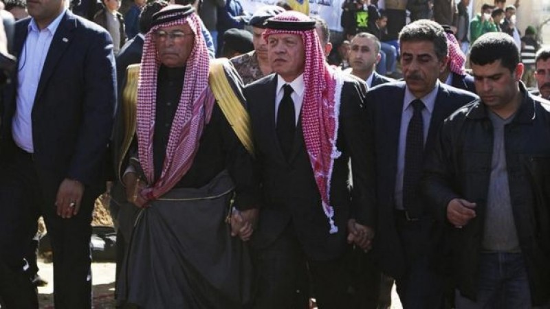 Rey de Jordania en funeral de piloto ejecutado por el Estado Islámico