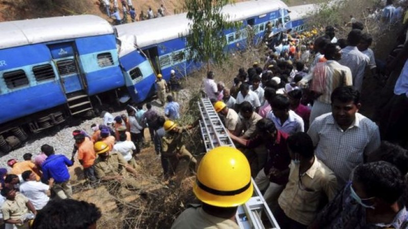 Se descarrila tren en la India, deja 11 muertos