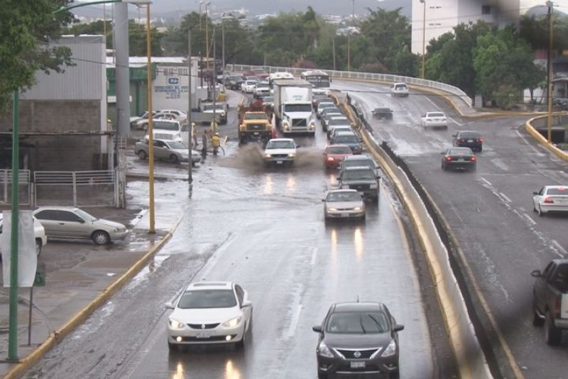 Lluvias generan caos vial en culiacán