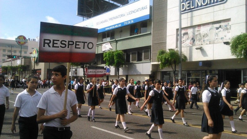 Realizan desfile de banderas
