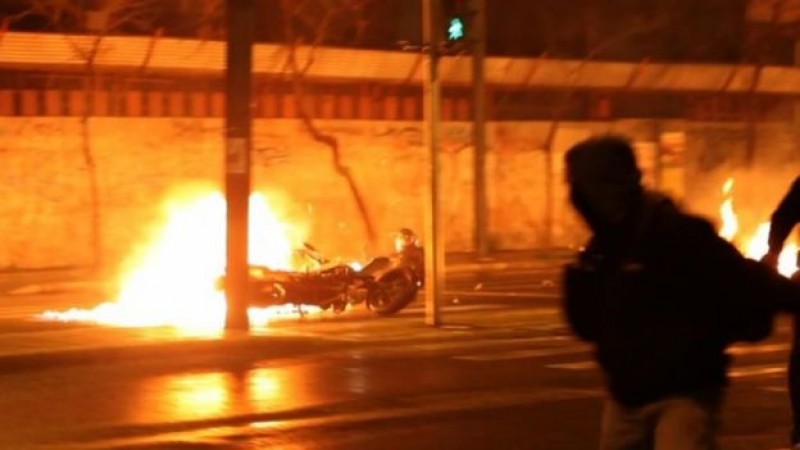 Anarquistas lanzan bombas molotov a la Policía de Atenas