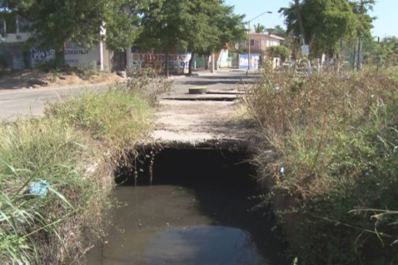 Canal interrumpido en Rincón del Humaya, convertido en estanque de agua sucia y basura