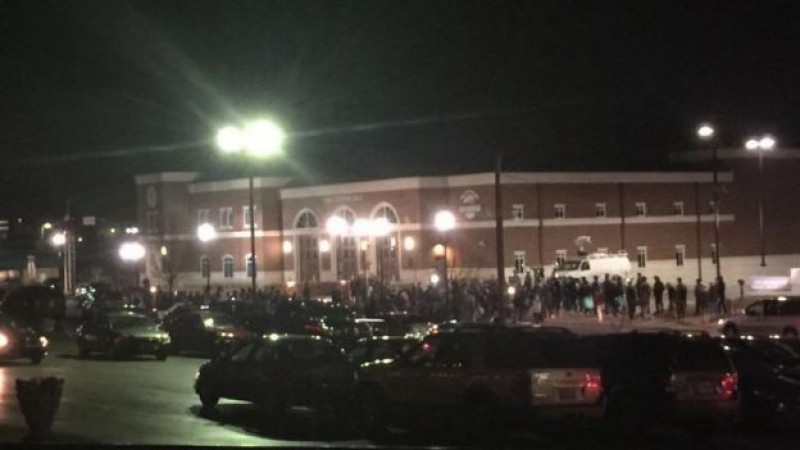 Dos policías resultaron heridos durante la protesta en Ferguson