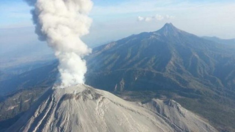 Captan desde el aire explosión del Volcán de Colima