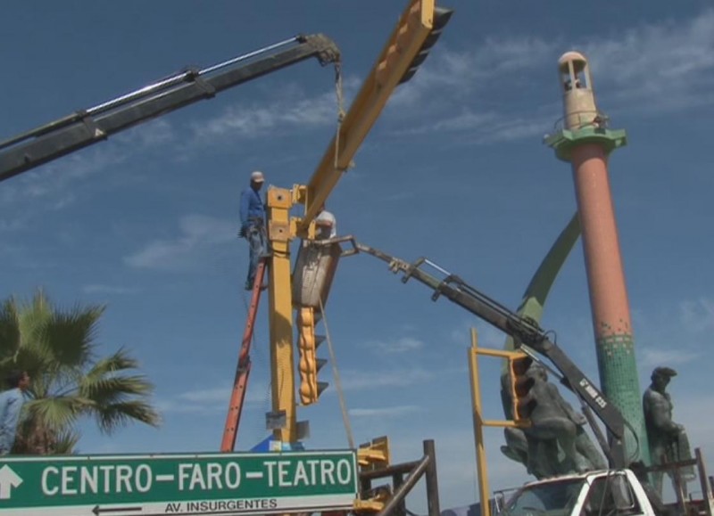 Preparan avenida del mar para desfile de carros luminosos.