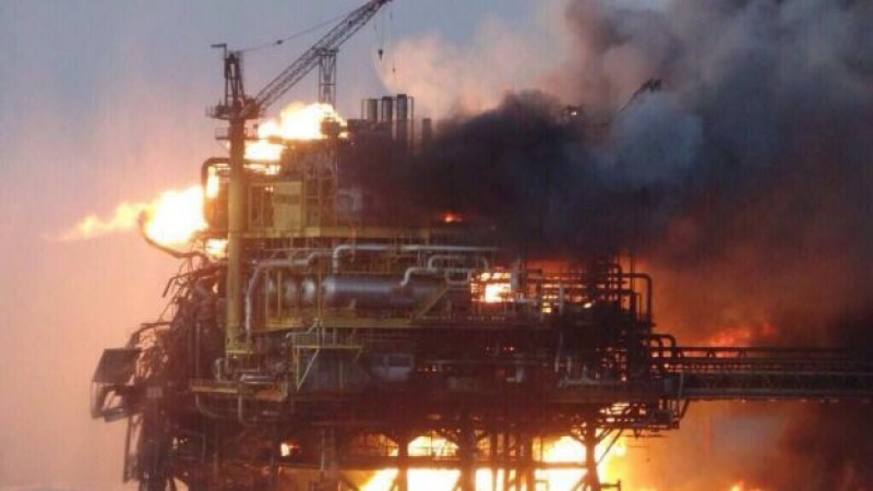 Pemex no localiza a tres trabajadores de la plataforma incendiada