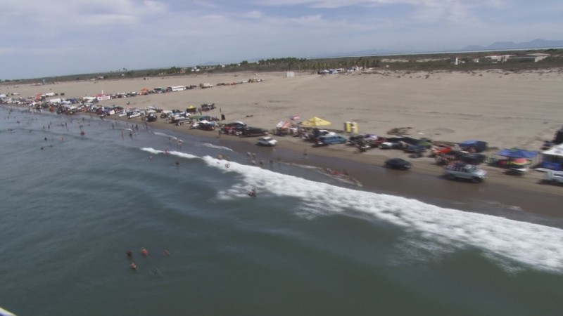 Éxodo de miles de vacacionistas que visitaron playas de Altata y El Tambor en Navolato