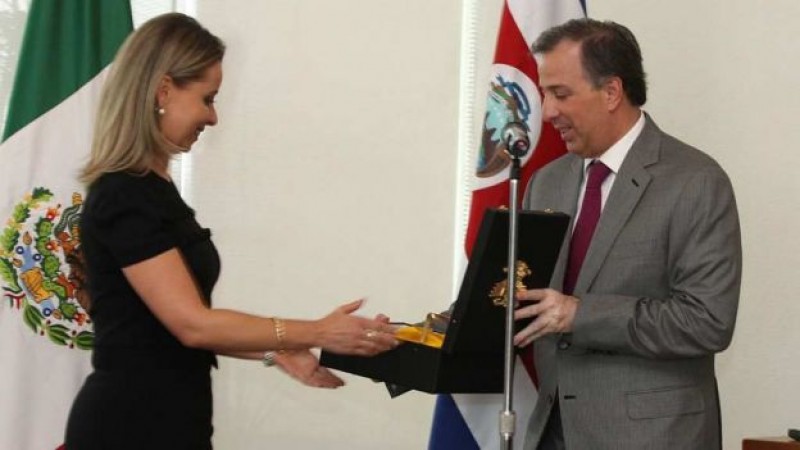 Entrega Meade la condecoración de la Orden Mexicana del Águila Azteca