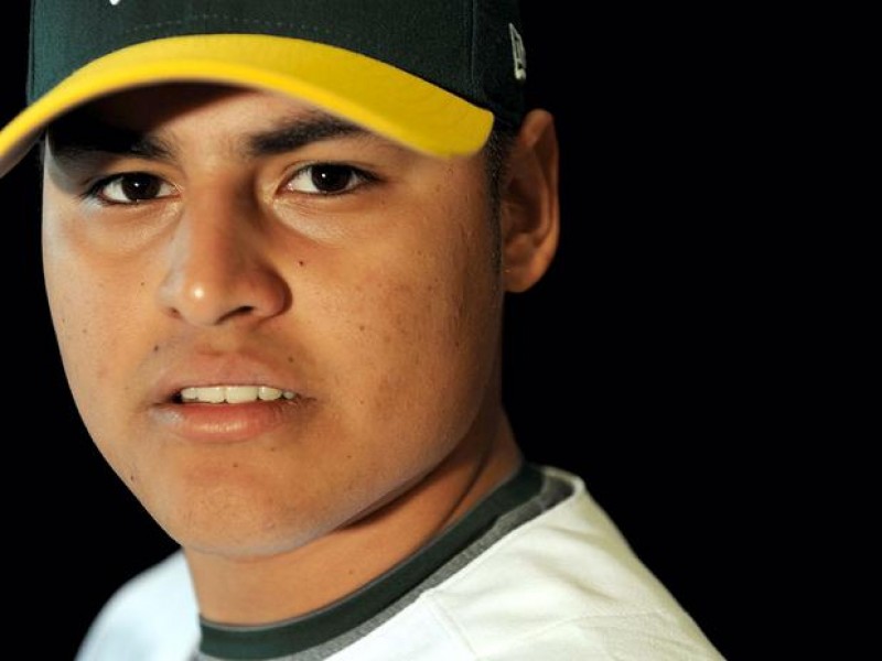 Arnold León llamado a las mayores con Oakland