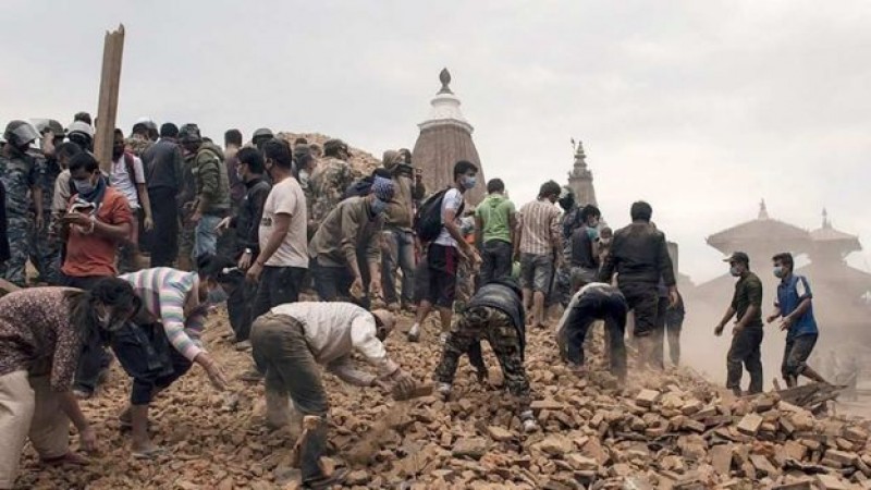 Suman más de 2,500 muertos por sismo de magnitud 7.9 en Nepal