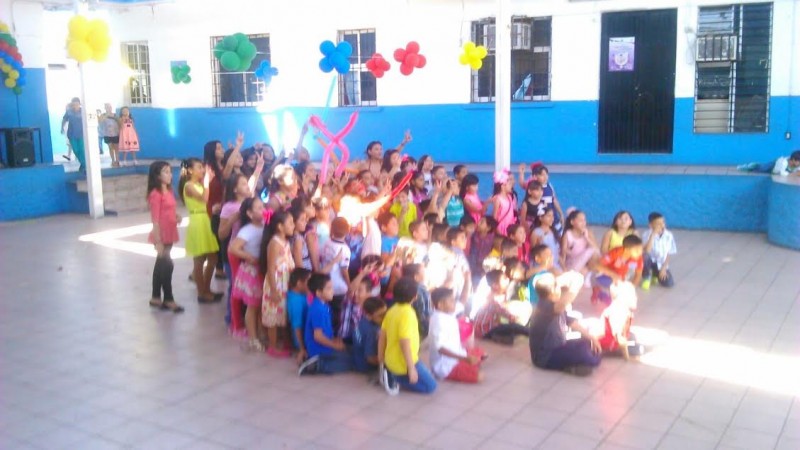 Aulas de clases se convierten en una fiesta para todos los niňos en su día