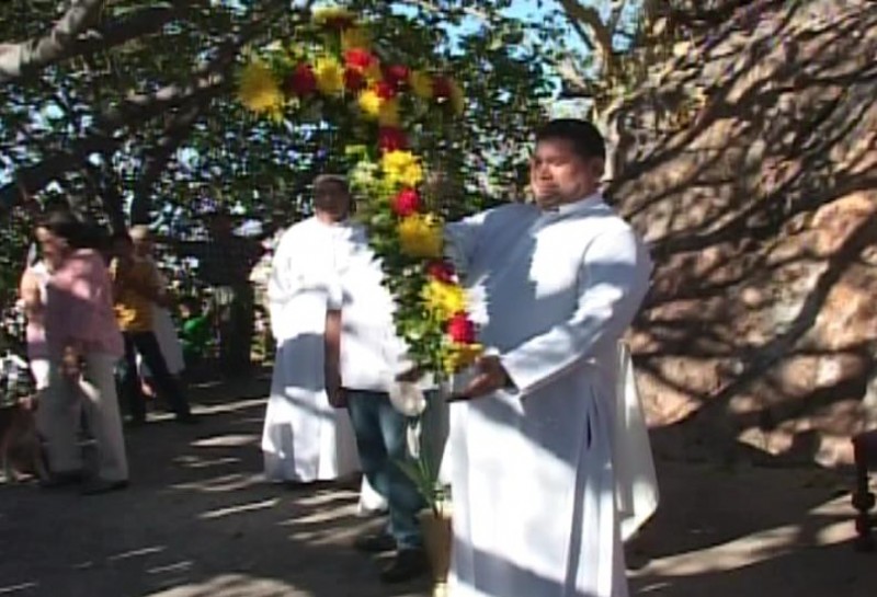 Feligreses festejan el día de "La Santa Cruz", con misa y ofrendas.