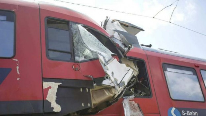 Un muerto y nueve heridos al chocar dos trenes en Austria