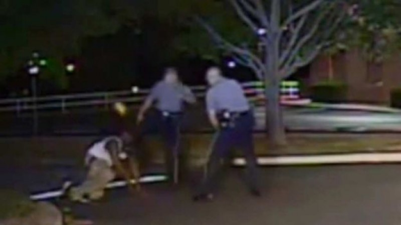 Video muestra violencia policial contra un negro en Delaware