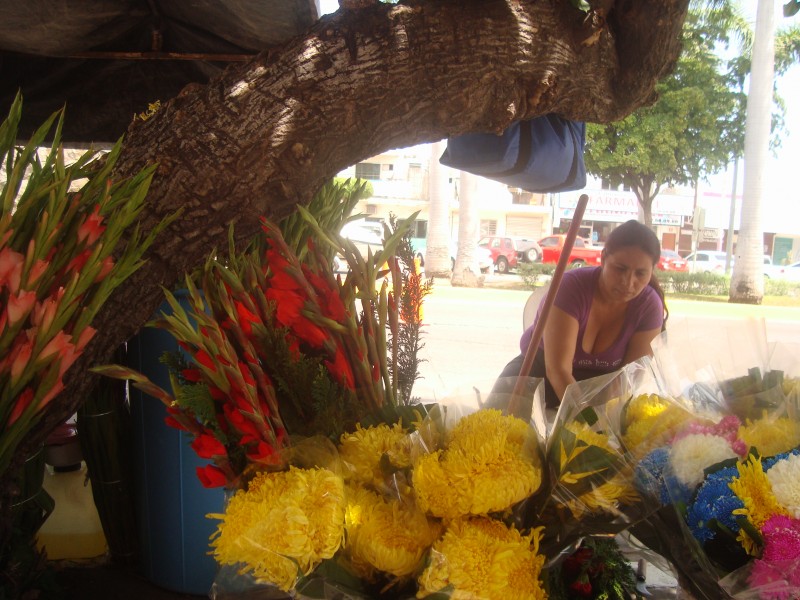Acuden a panteones a recordar a sus madres.