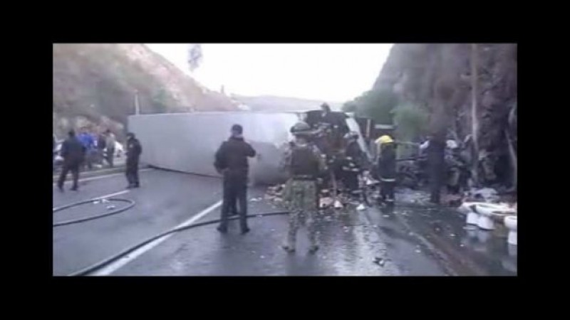Tráiler vuelca y se incendia en la México-Querétaro