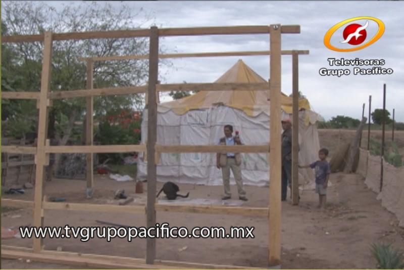 Reciben ayuda de DIF para construir casa