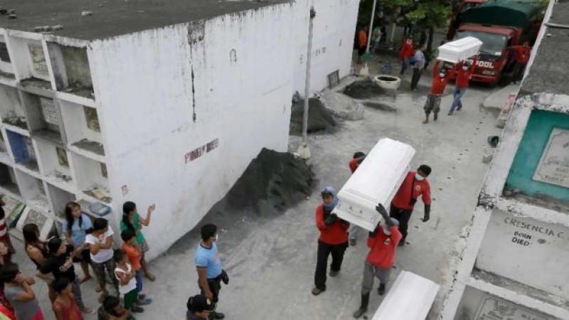 Sepultan a 48 de las 72 víctimas del incendio en la fábrica de Manila
