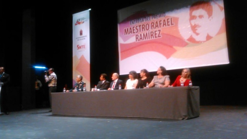 Mil 211 maestros son galardonados con la medalla Profesor Rafael Ramírez