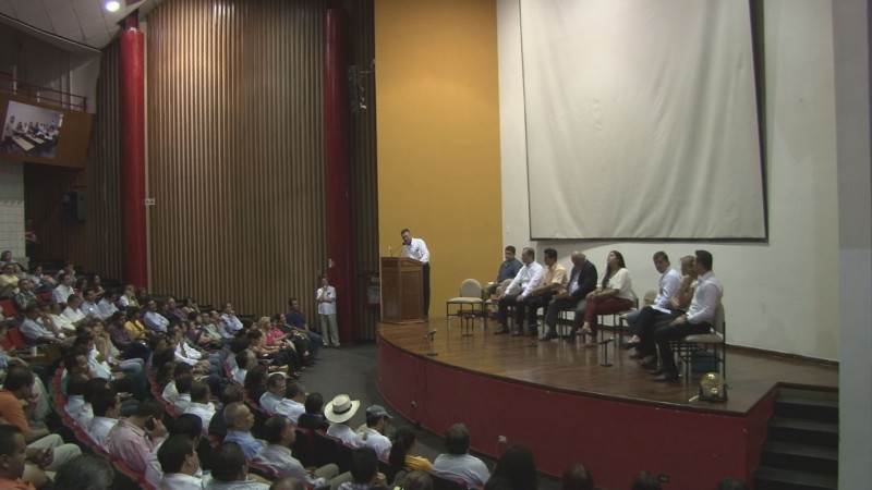 Exponen ideas candidatos del quinto distrito.