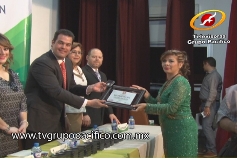 Reconoce Alcalde a maestros con 20 años de servicio