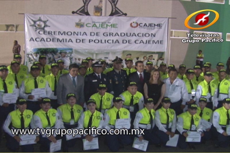 52 cadetes reciben diploma de graduación