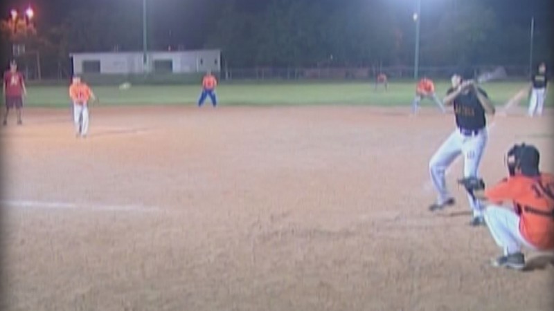 Triunfos de Licenciados y Major League Barber Shop en el softbol de la Comunicación